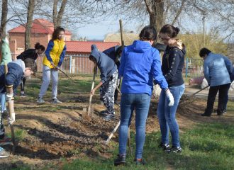 Бойцы отряда Звездочка убирают территорию