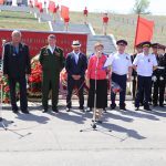 Церемония захоронения останков найденных советских солдат у мемориала в поселке Хулхута