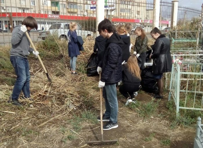 Поисковики и волонтеры на субботнике