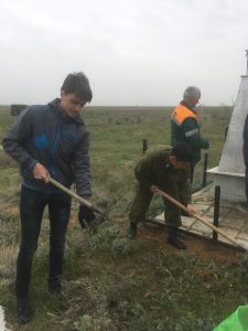 Акция "Чистый памятник" по уборке захоронений времен ВОВ