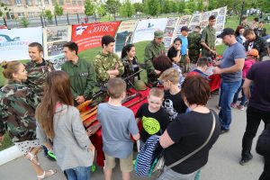 Астраханские поисковики организовали фотовыставку и выставку макетов оружия, военных экспонатов и копий государственных наград времен Великой Отечественной войны в рамках проекта "Кино под открытом небом"