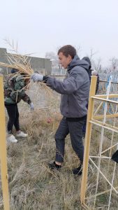 Астраханский десант представителей Общероссийского народного фронта и астраханских поисковиков приняли участие в субботнике по уборке воинских захоронений в городе Знаменск