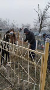 Астраханский десант представителей Общероссийского народного фронта и астраханских поисковиков приняли участие в субботнике по уборке воинских захоронений в городе Знаменск