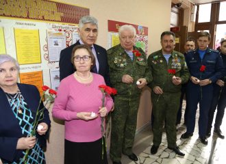 В Астрахани прошли акции «Свеча Памяти» и Всероссийская акция «Парта героя»