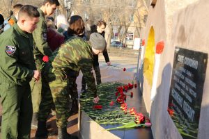 Астраханские поисковики приняли участие в возложении венков и живых цветов к Братским могилам