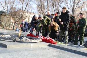 Астраханские поисковики приняли участие в возложении венков и живых цветов к Братским могилам