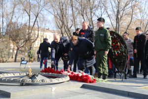 Астраханские поисковики приняли участие в возложении венков и живых цветов к Братским могилам