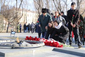 Астраханские поисковики приняли участие в возложении венков и живых цветов к Братским могилам