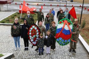 Астраханские поисковики возложили венки