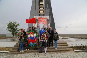 Астраханские поисковики возложили венки