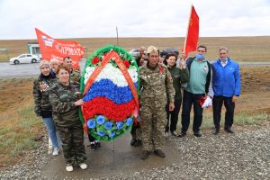 Астраханские поисковики возложили венки