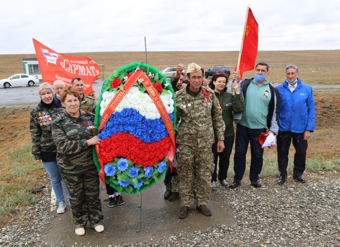 Астраханские поисковики возложили венки