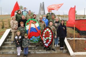 Астраханские поисковики возложили венки