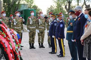 Председатель Совета поисковых отрядов Даиров Искандарбек Исламбекович возложил венки