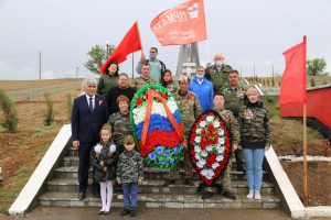 Астраханские поисковики возложили венки