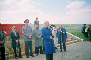 Астраханцы на митинге в пос.Хулхута Яшкульского района Республики Калмыкия, май 2000 года