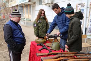 Астраханские поисковики организовали для жителей Трусовского района фотовыставку и выставку оружия, военных экспонатов и государственных наград времен Великой Отечественной войны