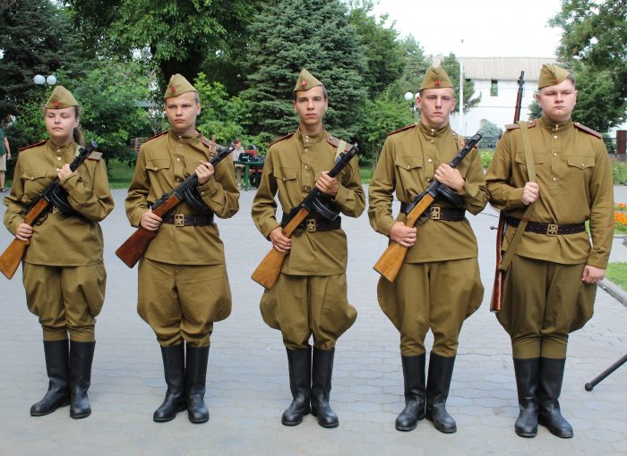 В Братском саду города Астрахани состоялось патриотическое мероприятие "Линейка памяти и скорби", посвященное 80-й годовщине начала Великой Отечественной войны