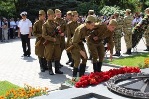 В Братском саду города Астрахани состоялось патриотическое мероприятие "Линейка памяти и скорби", посвященное 80-й годовщине начала Великой Отечественной войны