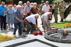 В Братском саду города Астрахани состоялось патриотическое мероприятие "Линейка памяти и скорби", посвященное 80-й годовщине начала Великой Отечественной войны