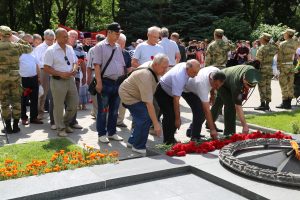 В Братском саду города Астрахани состоялось патриотическое мероприятие "Линейка памяти и скорби", посвященное 80-й годовщине начала Великой Отечественной войны