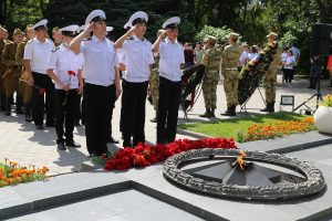 В Братском саду города Астрахани состоялось патриотическое мероприятие "Линейка памяти и скорби", посвященное 80-й годовщине начала Великой Отечественной войны