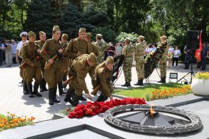 В Братском саду города Астрахани состоялось патриотическое мероприятие "Линейка памяти и скорби", посвященное 80-й годовщине начала Великой Отечественной войны