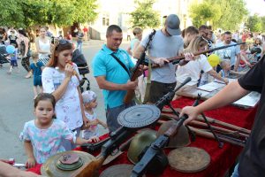 На набережной реки Волги прошли мероприятия, посвященные Дню молодежи