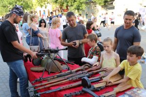 На набережной реки Волги прошли мероприятия, посвященные Дню молодежи