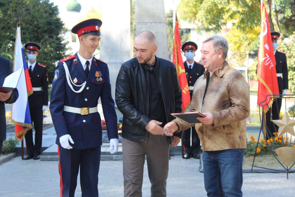 В Братском саду г.Астрахани состоялось патриотическое мероприятие "Мы помним подвиг солдата", посвященное 79 годовщине третьего формирования 28-ой Армии на территории Астрахани