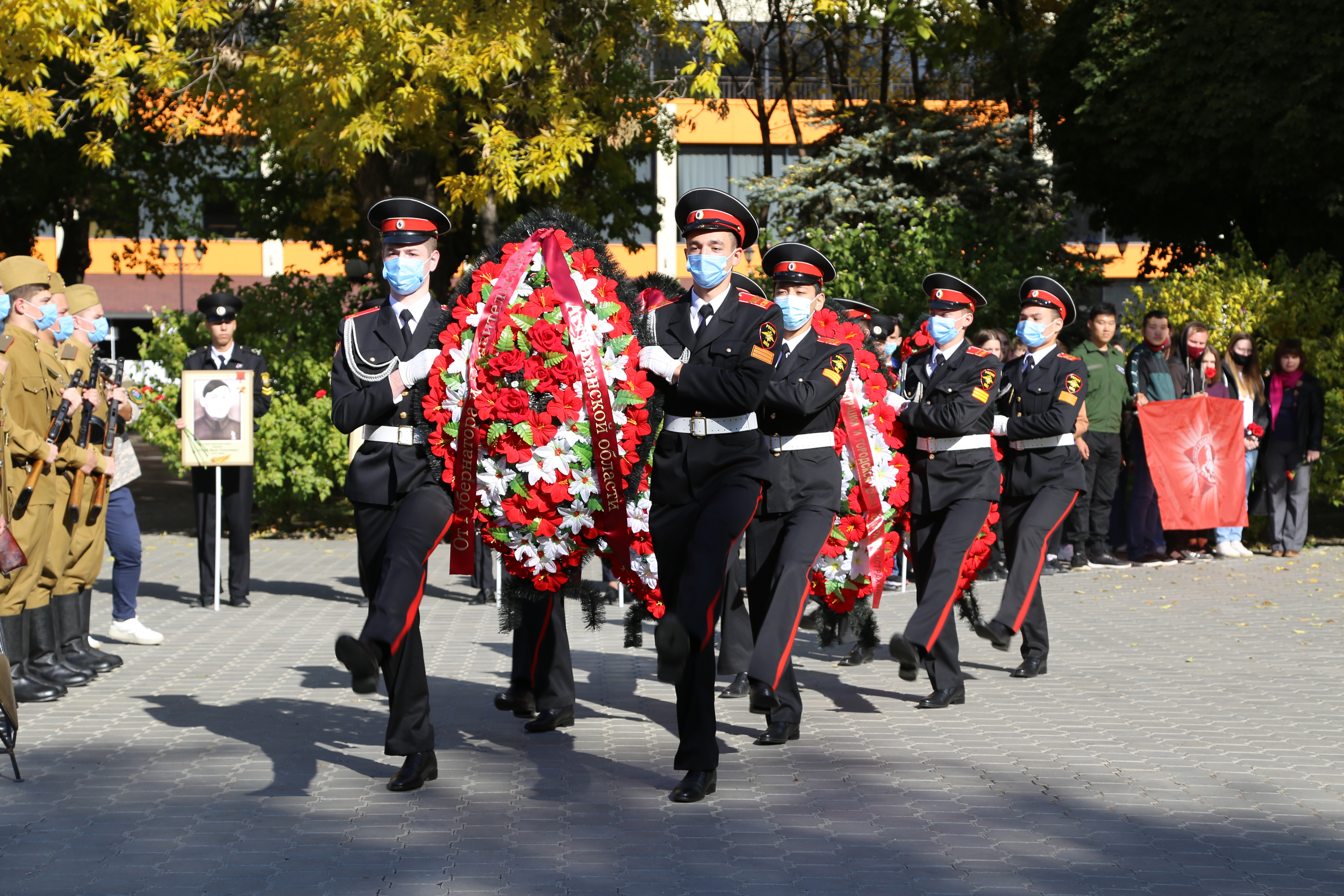 Торжественная линейка посвященная 79 годовщине. Братский садик Астрахань. 9 Мая 79 годовщина. Митинг, посвященный 79 годовщине со дня Победы в ВОВ. Фото Братский садик возле вечного огня Астрахани.