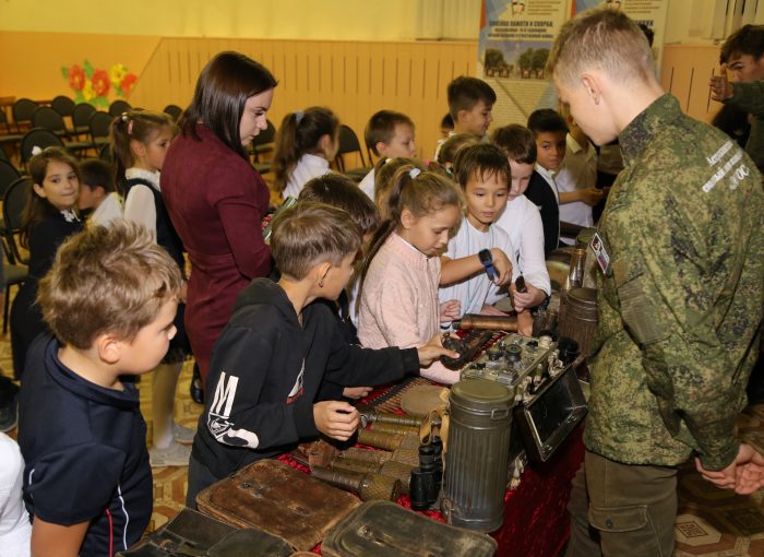 Астраханские патриоты провели Уроки мужества и патриотические выставки в МБОУ города Астрахани "СОШ № 9", где приняли участие 1958 учащихся и учителей