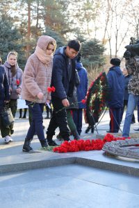 На территории г.Астрахани, в рамках Торжественного закрытие Астраханской Вахты памяти-2021 «Мы помним подвиг солдата» прошли акции по возложению венков и цветов к Братским могилам, расположенными в городе Астрахани