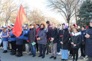 На территории г.Астрахани, в рамках Торжественного закрытие Астраханской Вахты памяти-2021 «Мы помним подвиг солдата» прошли акции по возложению венков и цветов к Братским могилам, расположенными в городе Астрахани