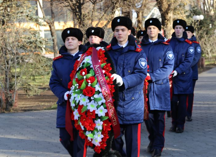 На территории г.Астрахани, в рамках Торжественного закрытие Астраханской Вахты памяти-2021 «Мы помним подвиг солдата» прошли акции по возложению венков и цветов к Братским могилам, расположенными в городе Астрахани