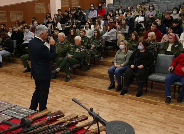 Уроки мужества "Мы помним подвиг солдата" и различные патриотические выставки прошли для студентов Iкурсаколледжа строительства и экономики АГАСУ