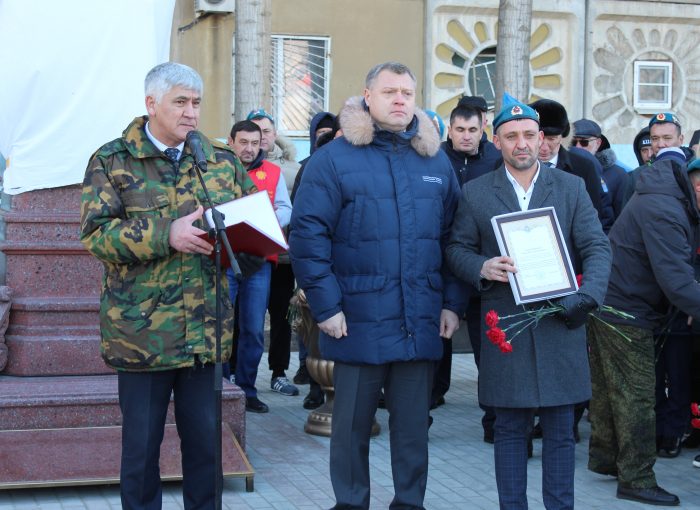 Астраханские патриоты открыли памятник главкому Воздушно-десантных войск Василию Маргелову