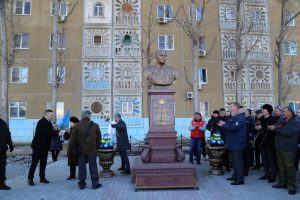 Астраханские патриоты открыли памятник главкому Воздушно-десантных войск Василию Маргелову