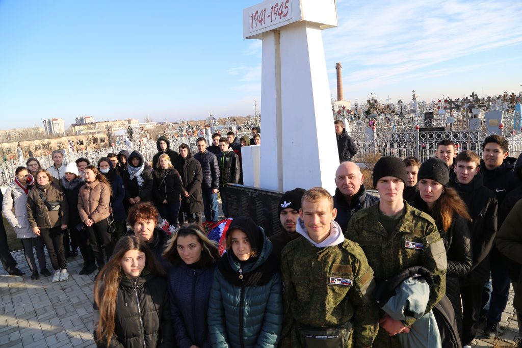 Астраханские патриоты провели акции на Братских могилах защитников Отечества