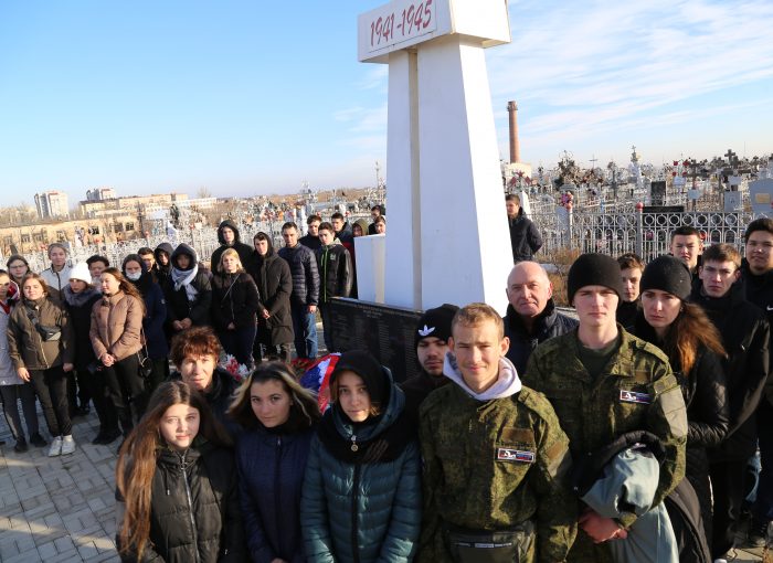 Астраханские патриоты провели акции на Братских могилах защитников Отечества