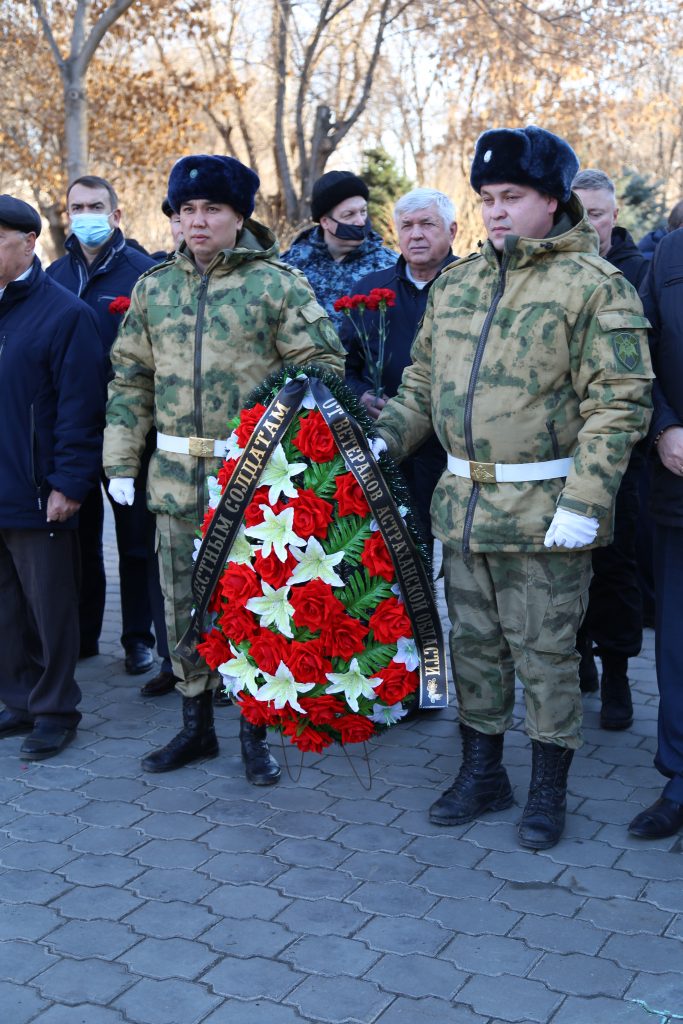 Астраханские патриоты провели акции на Братских могилах защитников Отечества