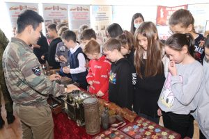 Уроки мужества и патриотические выставки прошли МБОУ "Карагалинская СОШ" Приволжского района Астраханской области