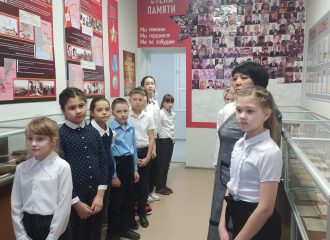 Руководитель с бойцами поискового отряда "Искатель" МБОУ "Цветновская СОШ" Володарского района Астраханской области продолжают проводить патриотические мероприятия