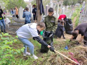 Астраханские патриоты приняли участие в региональном проекте "Очищаем историческую память от мусора"