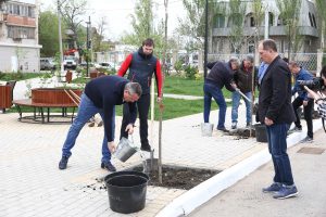 В Астрахани прошел субботник в рамках международной акции «Сад Памяти»