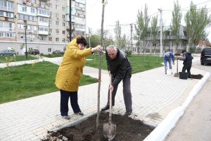 В Астрахани прошел субботник в рамках международной акции «Сад Памяти»