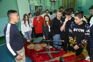 Уроки мужества "Мы помним подвиг солдата" и патриотические выставки прошли в СОШ № 54 города Астрахани