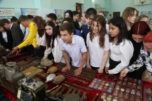 Уроки мужества "Мы помним подвиг солдата" и патриотические выставки прошли в СОШ № 26 города Астрахани