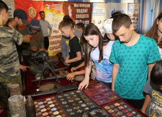 Урок мужества и патриотические выставки в оздоровительном лагере "Чудотворы"