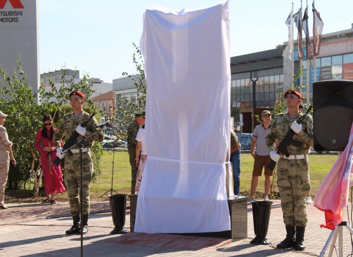 Астраханские патриоты открыли памятник бойцам спецназа и разведки